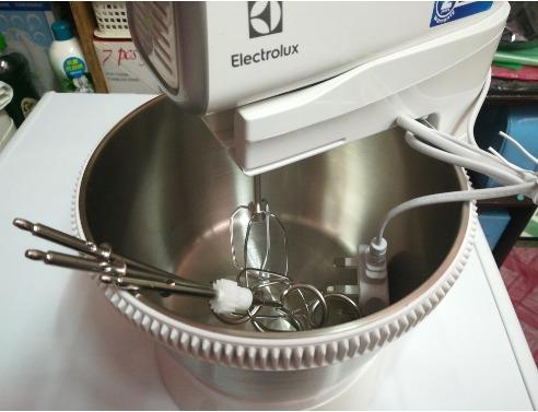 Electrolux Stand Mixer 3 5l Ehsm3417 Kitchen Appliances On Carousell