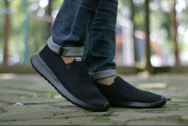 Sepatu adidas Cloufoum Slipon Pria Black Hitam polos Fesyen Pria