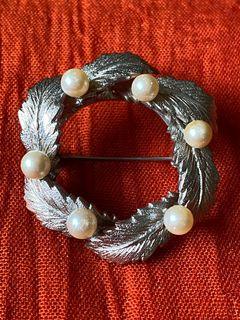 Vintage brooch pin with pearl