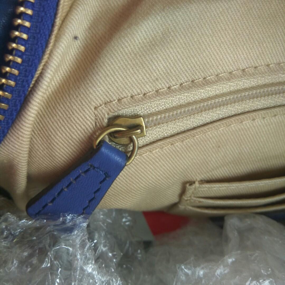 Fossil Duffle bag, Women's Fashion, Bags & Wallets, Tote Bags on Carousell