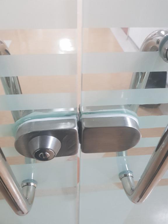 GLASS DOOR LOCK l ganti lock pintu kaca, Services, Others on Carousell