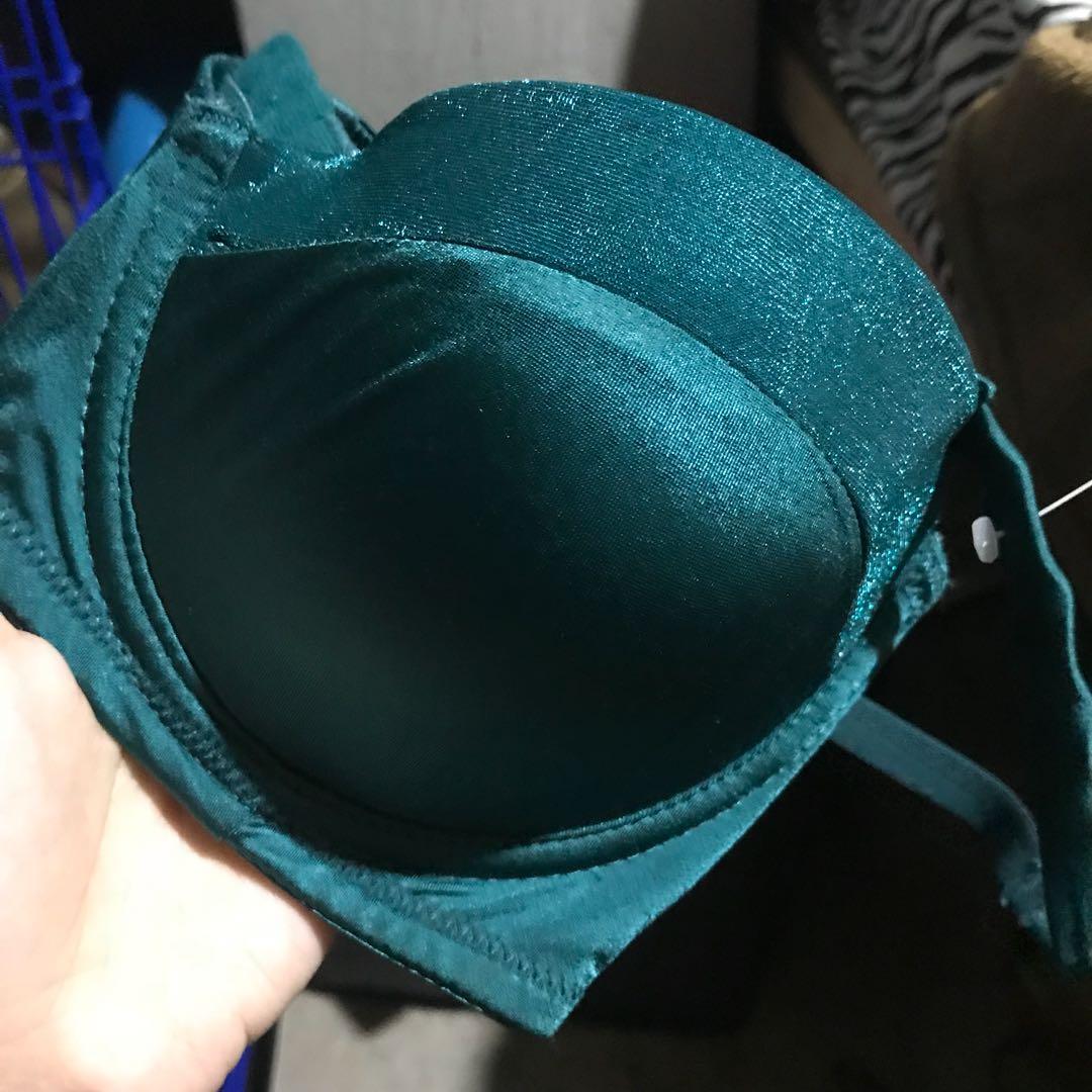 Victoria’s Secret Bra (Category: Activewear) located in Manila. Submitted by shineeeeeeeee (Listing ID 1009688652, Image 2). Description: Mall pull outs Size 34-36A #carouswitch.