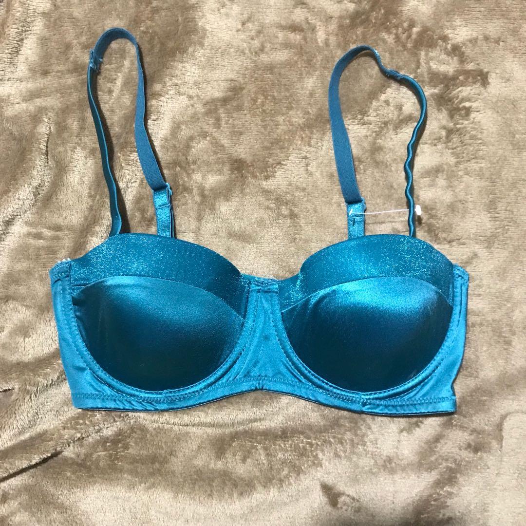 Victoria’s Secret Bra (Category: Activewear) located in Manila. Submitted by shineeeeeeeee (Listing ID 1009688652, Image 1). Description: Mall pull outs Size 34-36A #carouswitch.