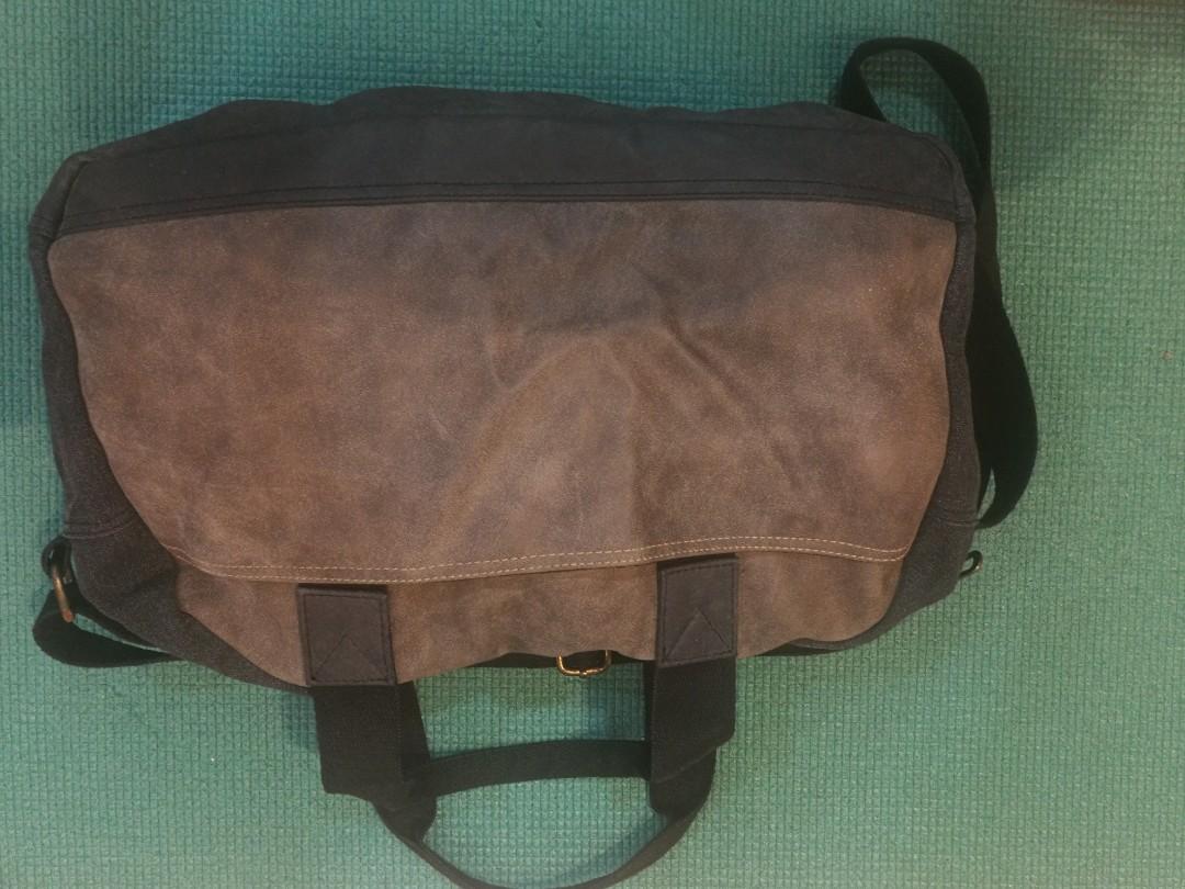 2way Boston bag (Category: Sling Bags) located in Makati City. Submitted by kyuu8321 (Listing ID 1004080918, Image 3). Description: Good condition.