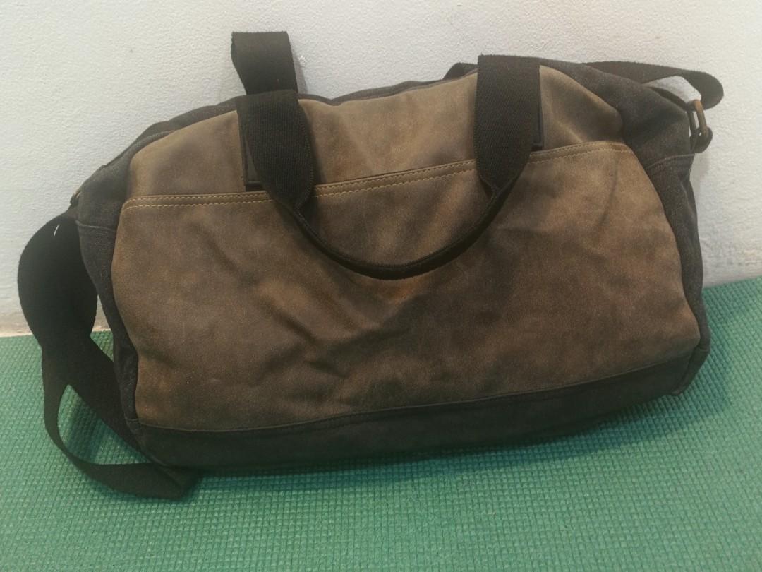 2way Boston bag (Category: Sling Bags) located in Makati City. Submitted by kyuu8321 (Listing ID 1004080918, Image 2). Description: Good condition.