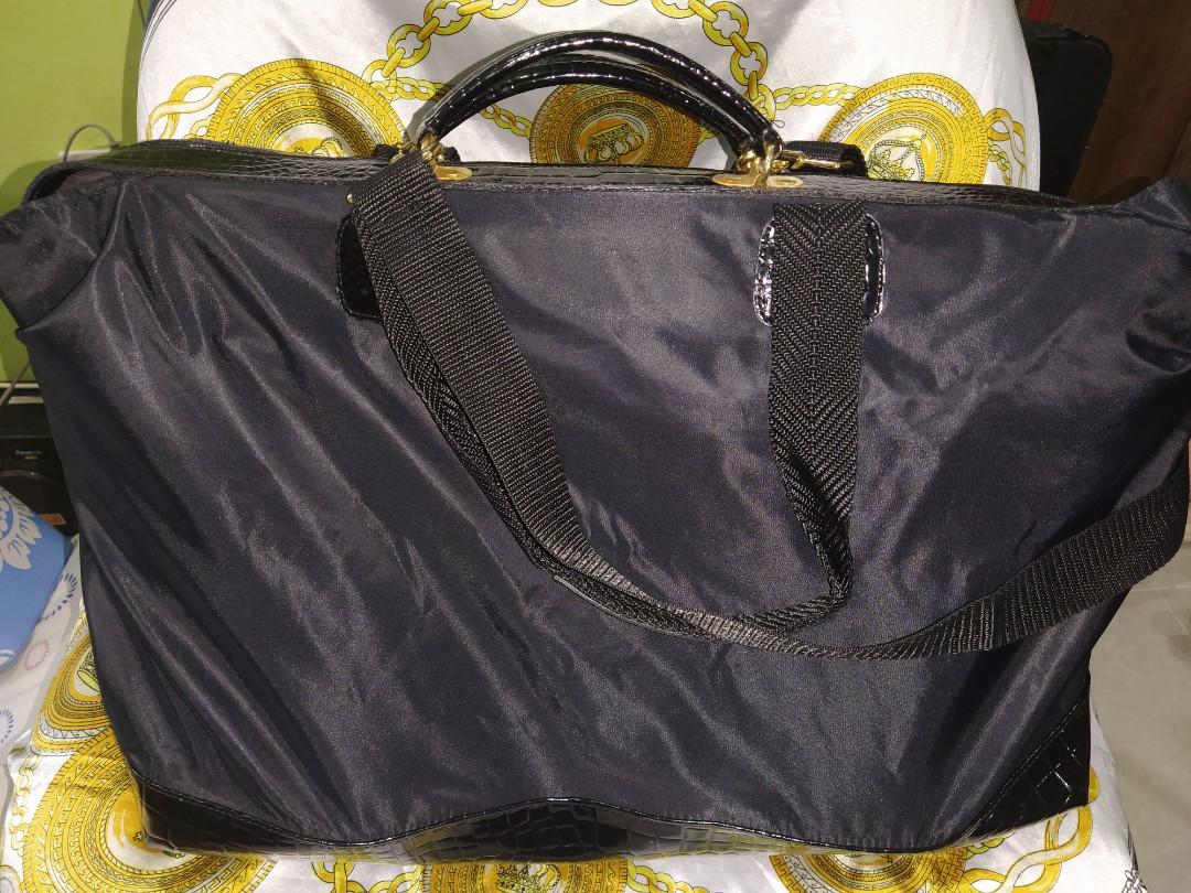 Bernardo Valentino Weekender Bag Women s Fashion Bags Wallets Cross body Bags on Carousell