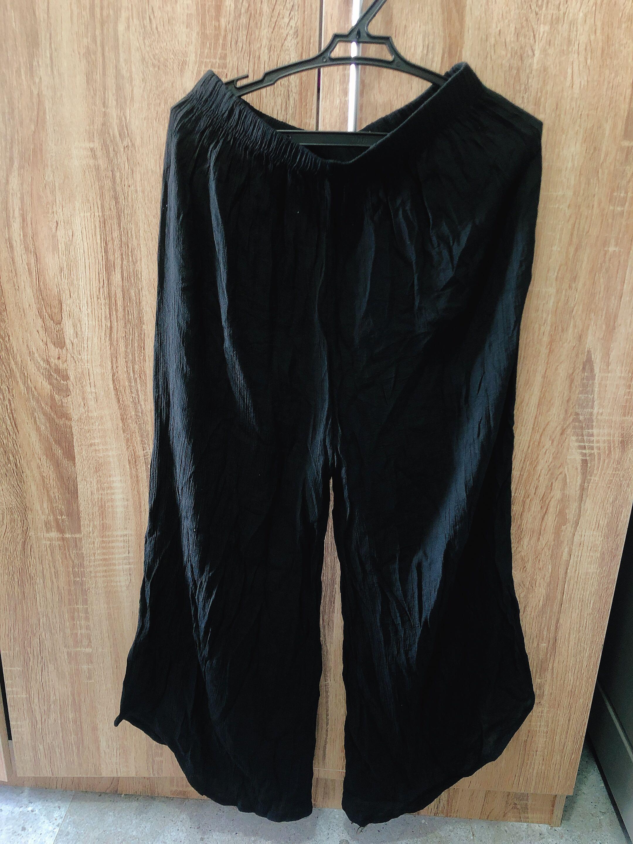 Black Flowy Pants (Category: Other Bottoms) located in Quezon City. Submitted by wellusedstuff (Listing ID 1004117187, Image 1). Description: Black Flowy Pants Unused Fits xs-m Price: 200.