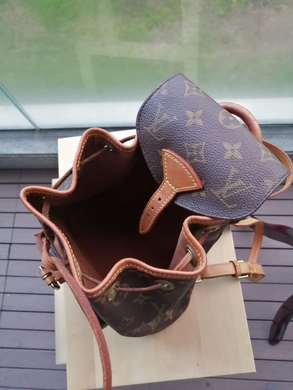 LV Backpack mini （分類：手袋及銀包）位於 Hong Kong。 由 a_bell 提交（商品編號 1004059367，圖片 2）。簡介： 100% authentic Louis Vuitton mini backpack , Condition as per photos. 100% LV 真品, 新舊如圖。 W:10cm, H:23, L:20cm * Not suitable for perfectionist * 完美主義者免問,產品實況如圖。