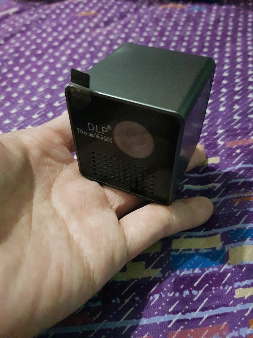 DLP Texas Instruments 1.8" Cube Mini Projector Mobile Cinema