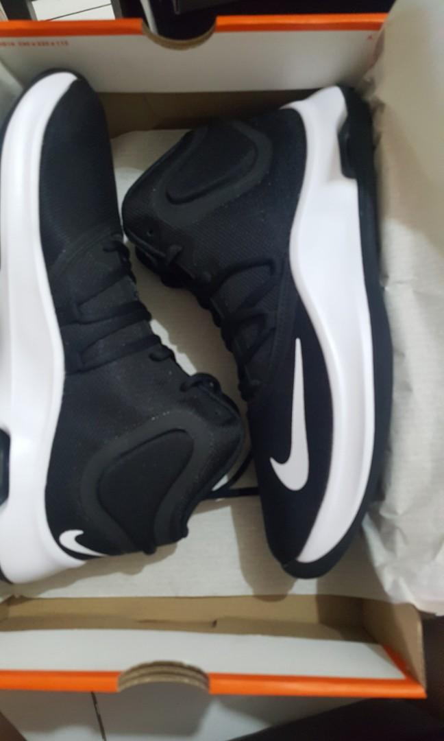 nike air versatile iii