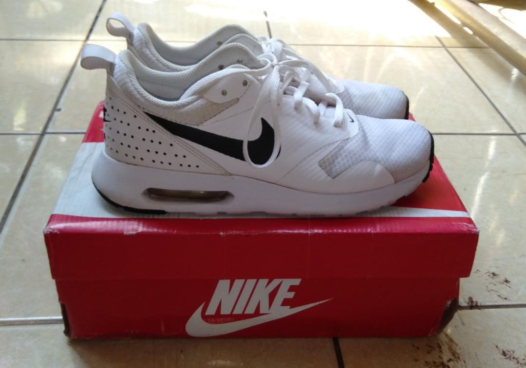 nike tavas black and white