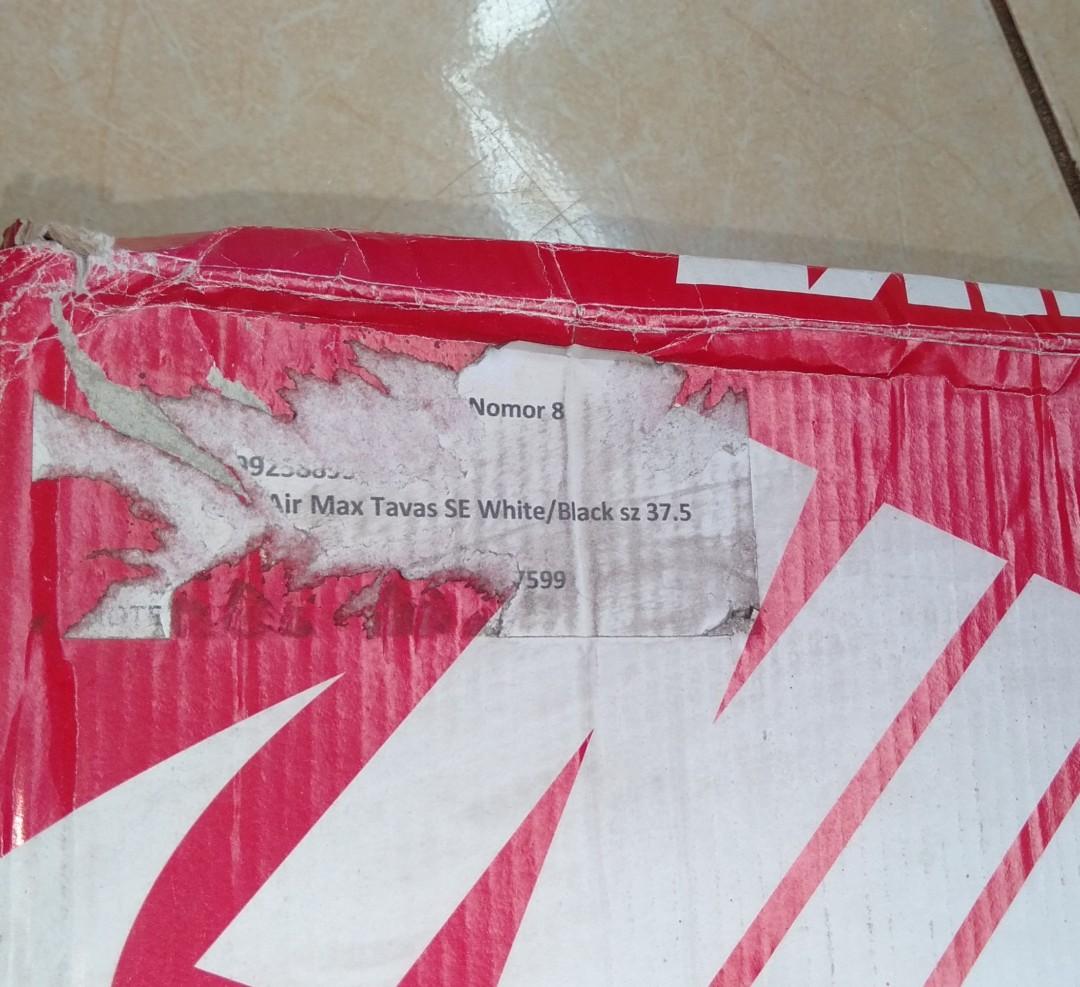 nike tavas black and white