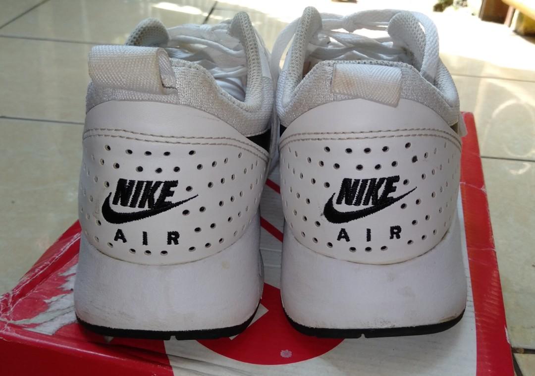 nike tavas black and white