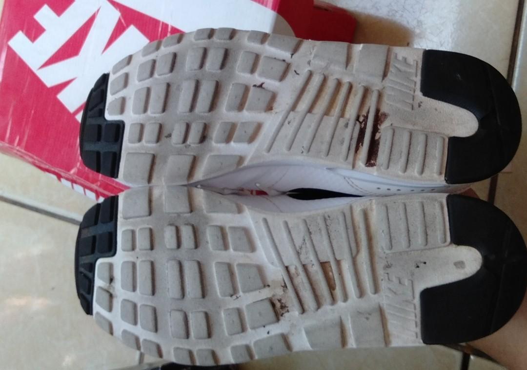 nike tavas black and white