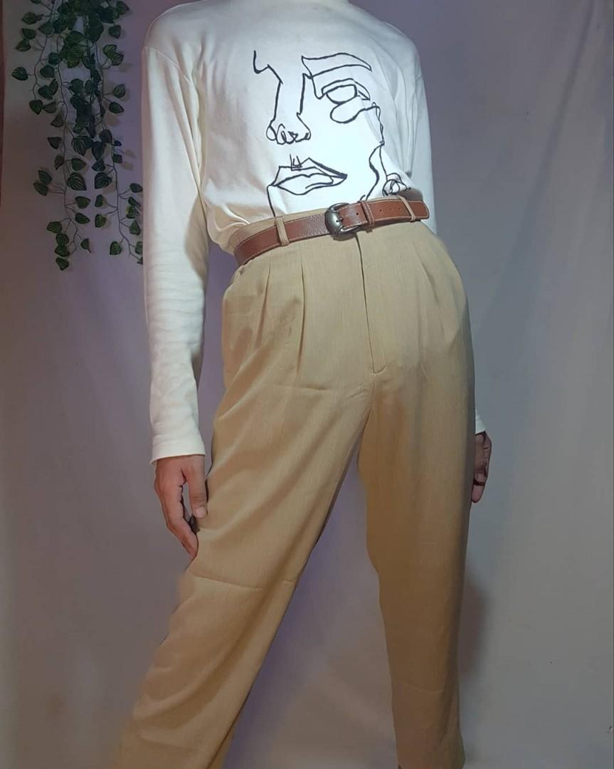 Vintage Sage Pleated Trousers (Category: Other Bottoms) located in Santiago. Submitted by ukayph (Listing ID 1009932967, Image 2). Description: 📌 Classic High Waisted Sage Trousers. . 📌 Waistline - 28 Inches . 📌 Length - 38 Inches . 📌 Price - 299 . 📌Slightly Tapered Legs . 📌 In excellent Condition. . 📌 Must have!.
