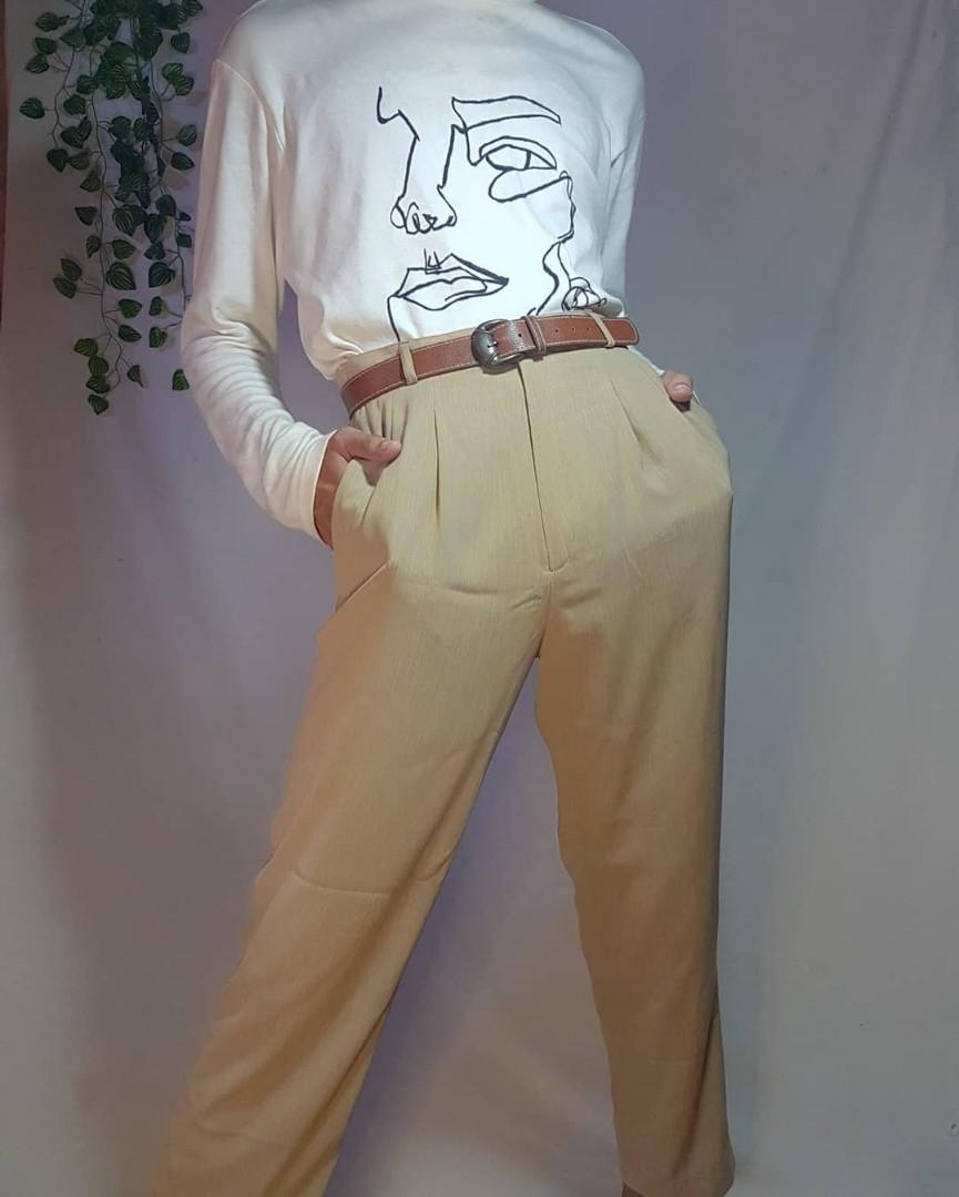 Vintage Sage Pleated Trousers (Category: Other Bottoms) located in Santiago. Submitted by ukayph (Listing ID 1009932967, Image 1). Description: 📌 Classic High Waisted Sage Trousers. . 📌 Waistline - 28 Inches . 📌 Length - 38 Inches . 📌 Price - 299 . 📌Slightly Tapered Legs . 📌 In excellent Condition. . 📌 Must have!.