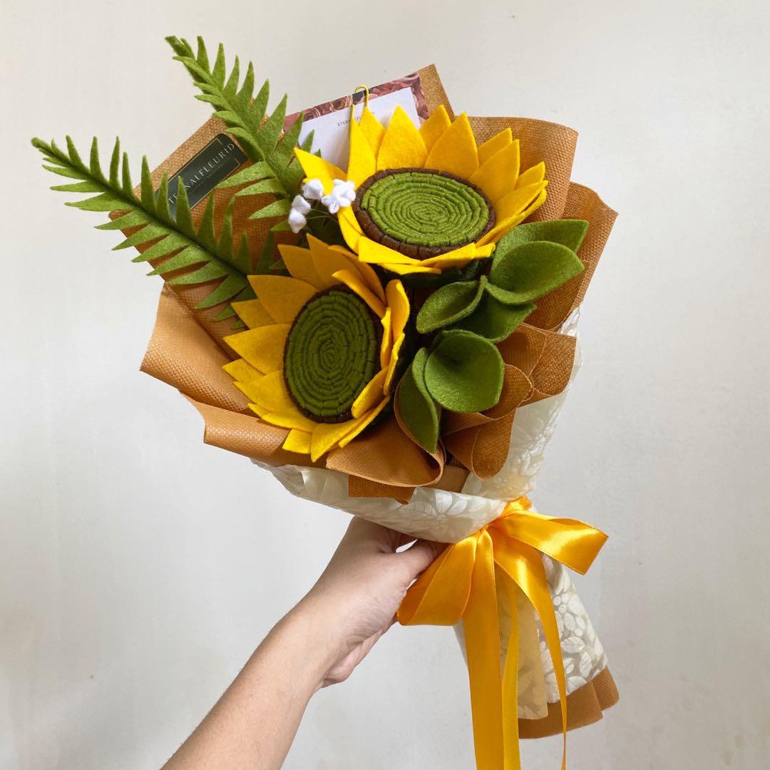 Buket Bunga Flanel Matahari Desain Kerajinan Tangan Barang Aksesoris Kerajinan Di Carousell Jangan lupa nnton tutorial membuat bunga matahari & daunnya yaa. buket bunga flanel matahari