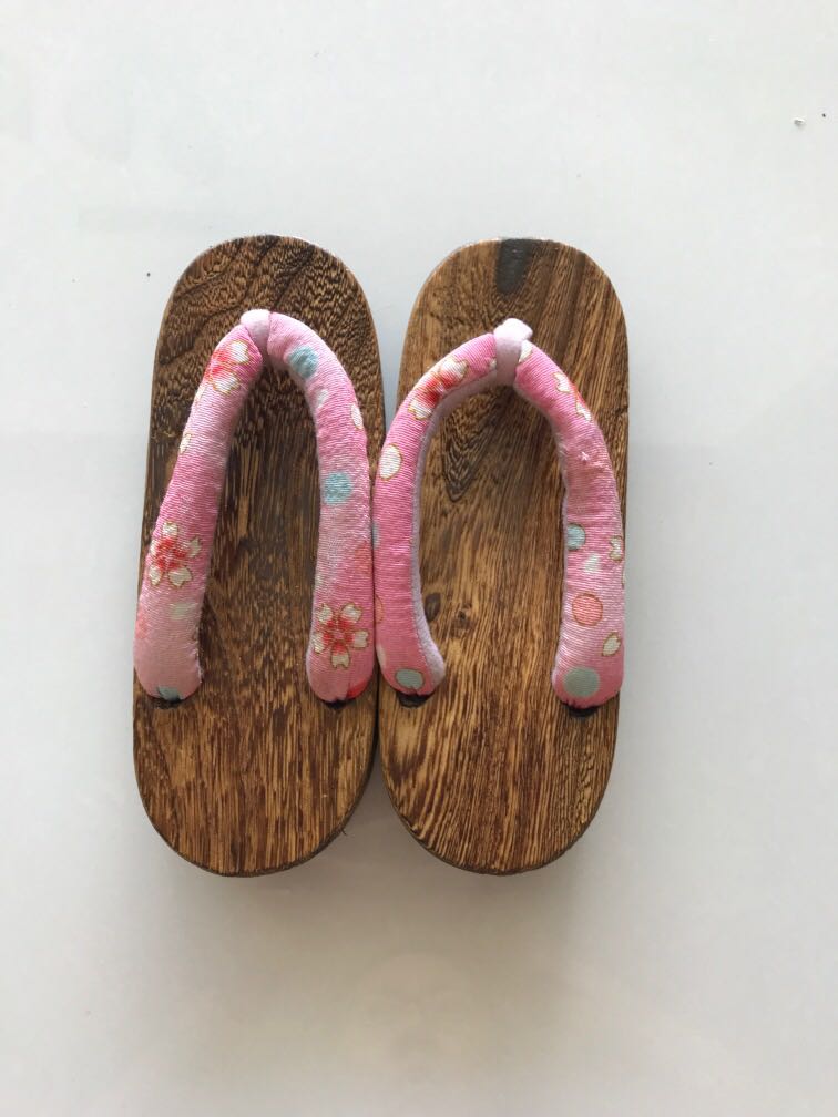 Girls on sale wooden clogs