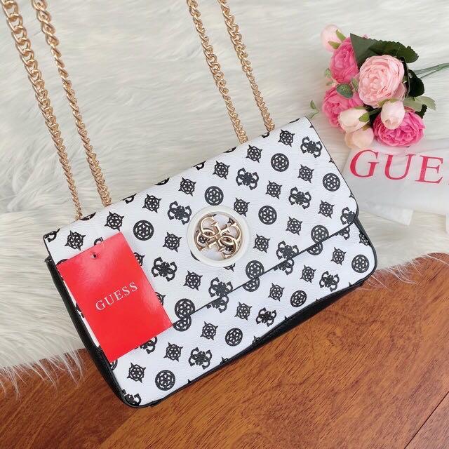 moschino chic petals eau de toilette 100ml