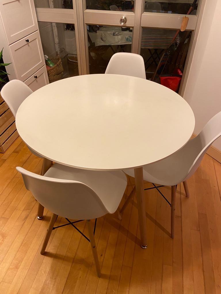 IKEA round dining table with 4 chairs, 傢俬＆家居, 傢俬 - Carousell