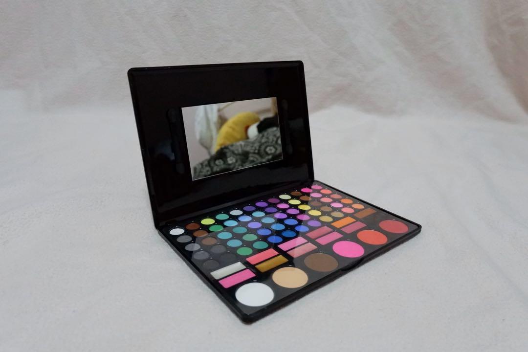 MAC Professional Makeup (Category: Makeup) located in Santa Rosa. Submitted by mainert (Listing ID 1010238629, Image 2). Description: MAC Professional Makeup Palettes (Eyeshadow, Blush, Lip) With mirror and brush inside. RFS: Unused. PM/Chat for more info..