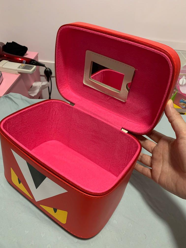 Makeup box (Category: Everything Else) located in Singapore. Submitted by shebsfoo (Listing ID 1010134933, Image 1). Description: Cute makeup box for sale. Opened but never used. Size abt 22 cm x 15 cm x 15 cm..