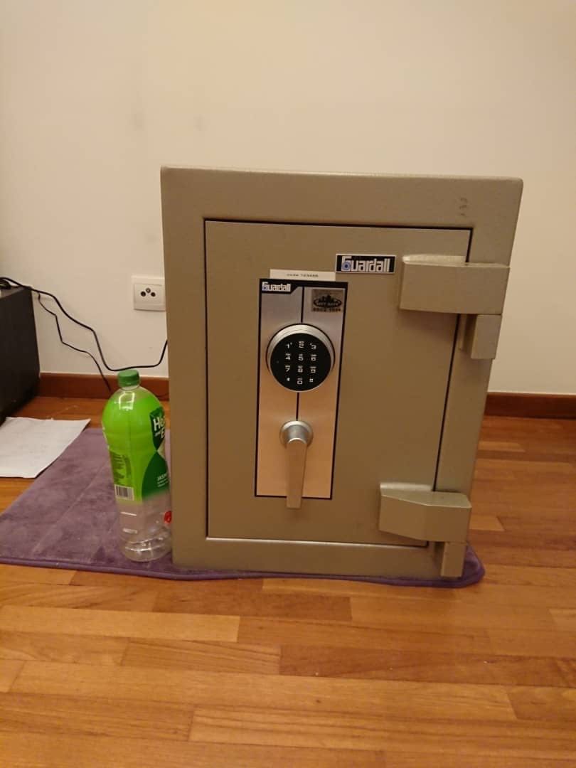 Safe Deposit Box Peti Besi Home Furniture Others On Carousell