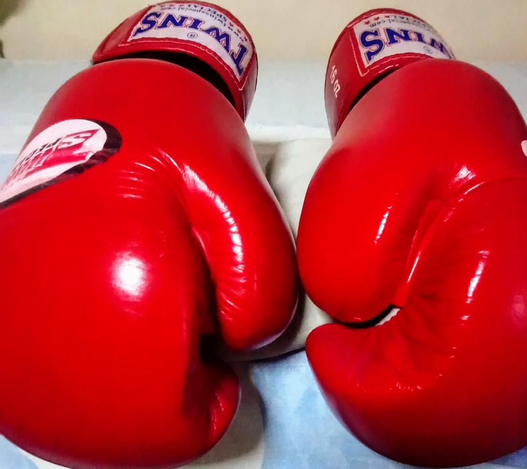 Boxing gloves (Category: Combat Sports) located in Makati City. Submitted by emirsultan (Listing ID 1010193837, Image 2). Description: Meet up in Makati o shipping po ESultan fitness personal trainer FB group page ESultan fitness personal trainer. FB page ESultan fitness gym IG ESultan fitness..