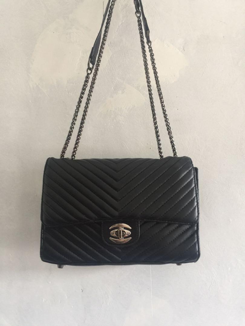 Yearcon sling hotsell bag price