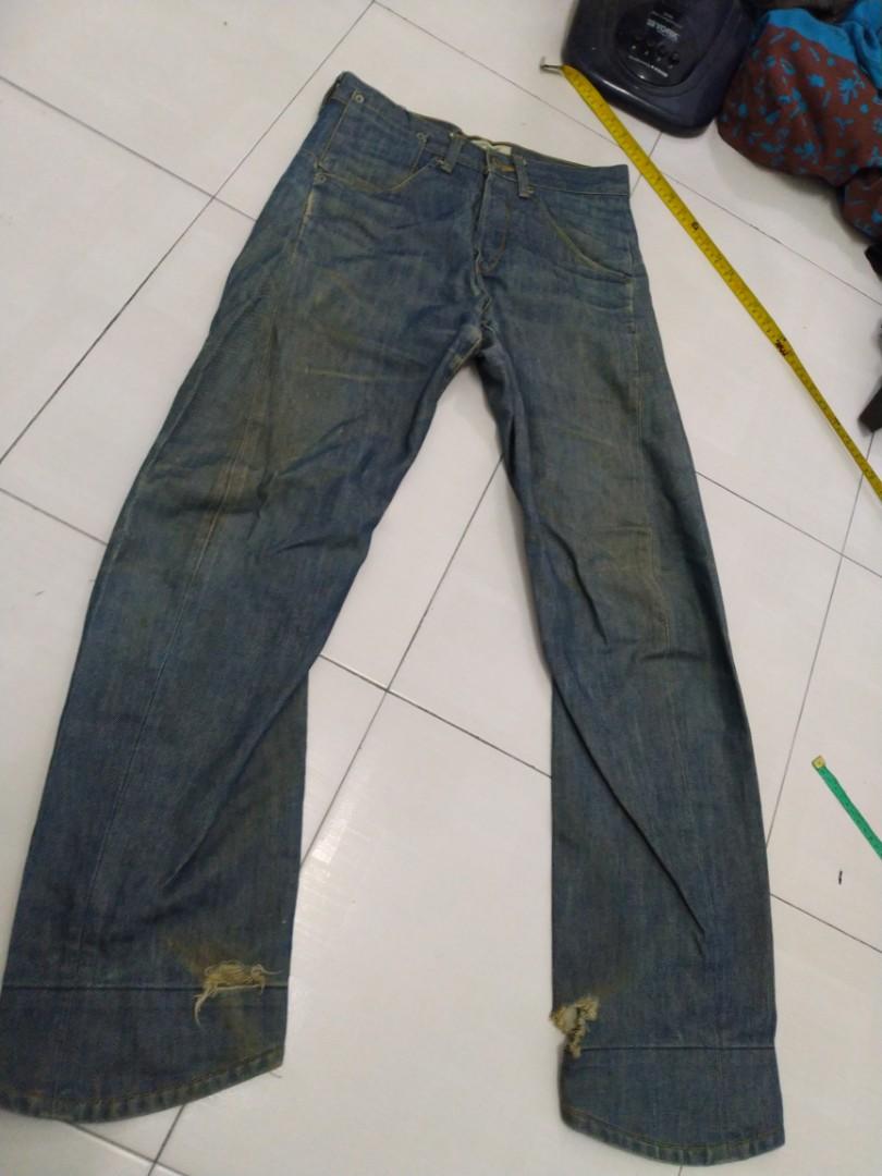 Levis engineered (Category: Jeans) located in Taiping. Submitted by sayapimpian89 (Listing ID 1004282229, Image 1). Description: condition 7/10 size M MADE IN JAPAN button waist:31' leght:100cm inseam:70cm leg opening:22cm.