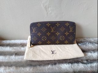 (Category: ) located in . Submitted by saveondesignerbags (Listing ID 1004406670, Image 1). Description: .