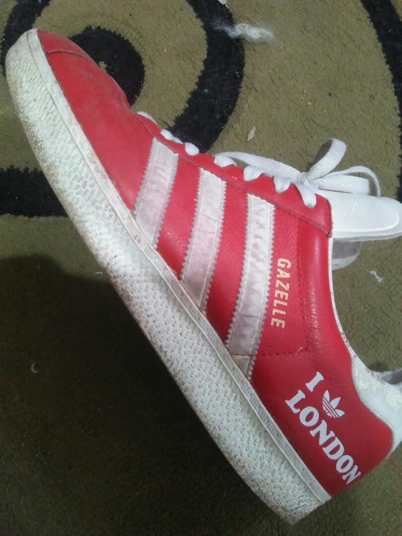 Adidas gazelle i love london, Fesyen Pria, Sepatu , Sneakers di Carousell