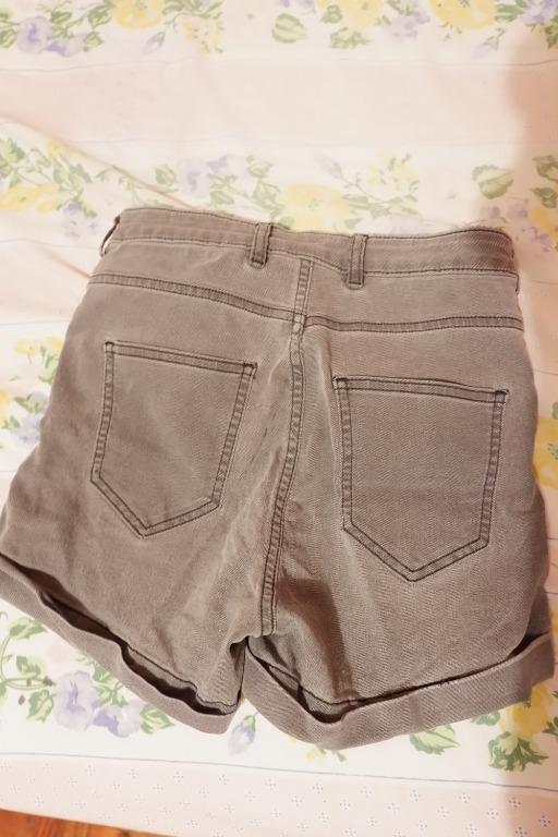 H&M High-waisted Black Shorts (Category: Shorts) located in Marikina City. Submitted by charxmarg (Listing ID 1004566799, Image 2). Description: .