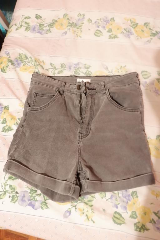 H&M High-waisted Black Shorts (Category: Shorts) located in Marikina City. Submitted by charxmarg (Listing ID 1004566799, Image 1). Description: .