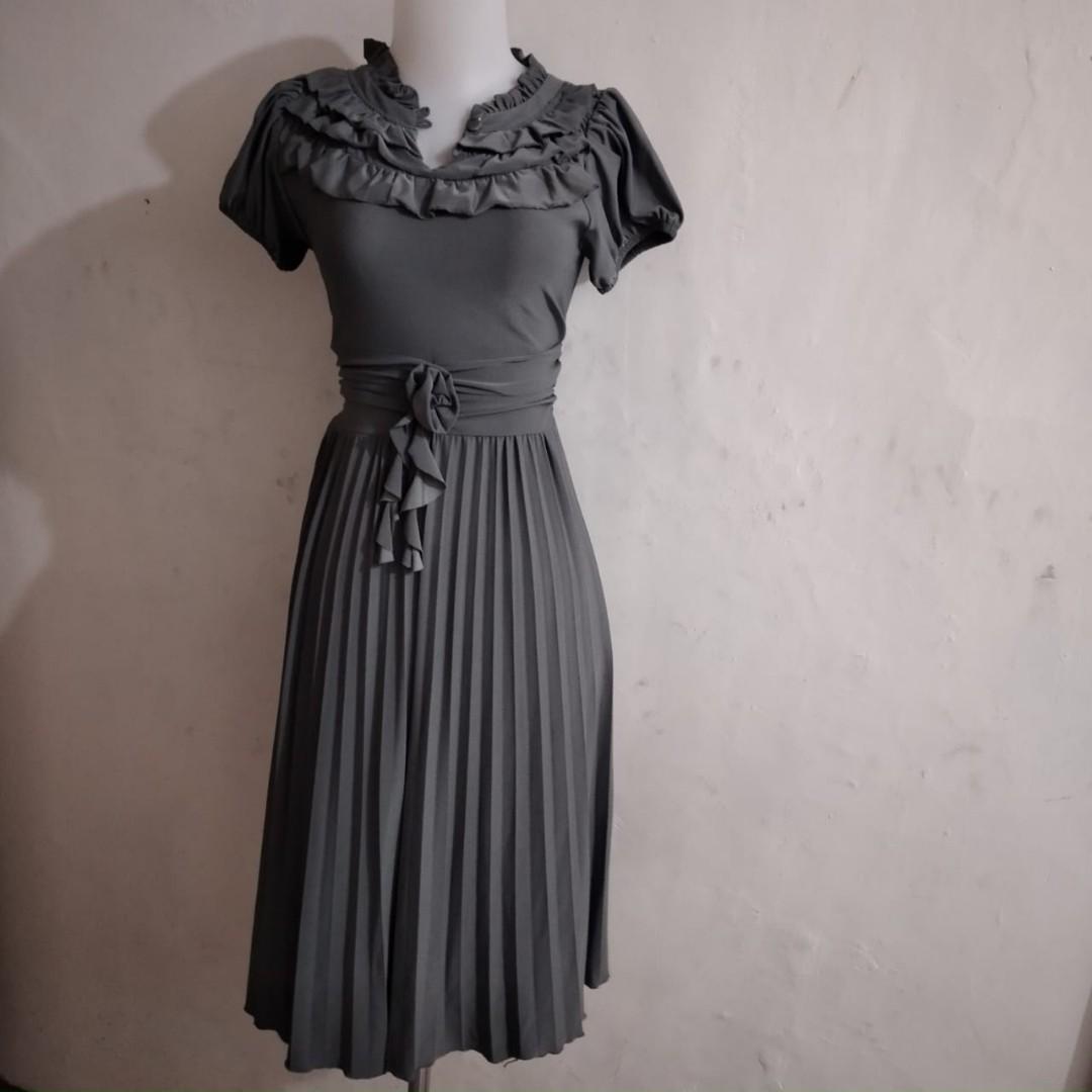 Woman dress smoky gray gaun abu tua 