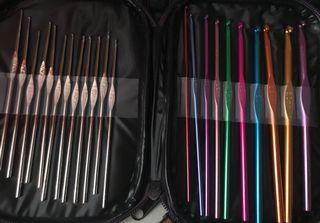 1 set Crochet Hook with Case