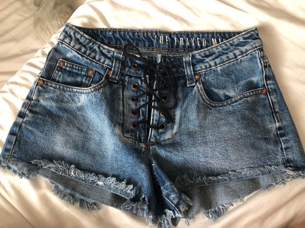 The frayed mid rise shorts