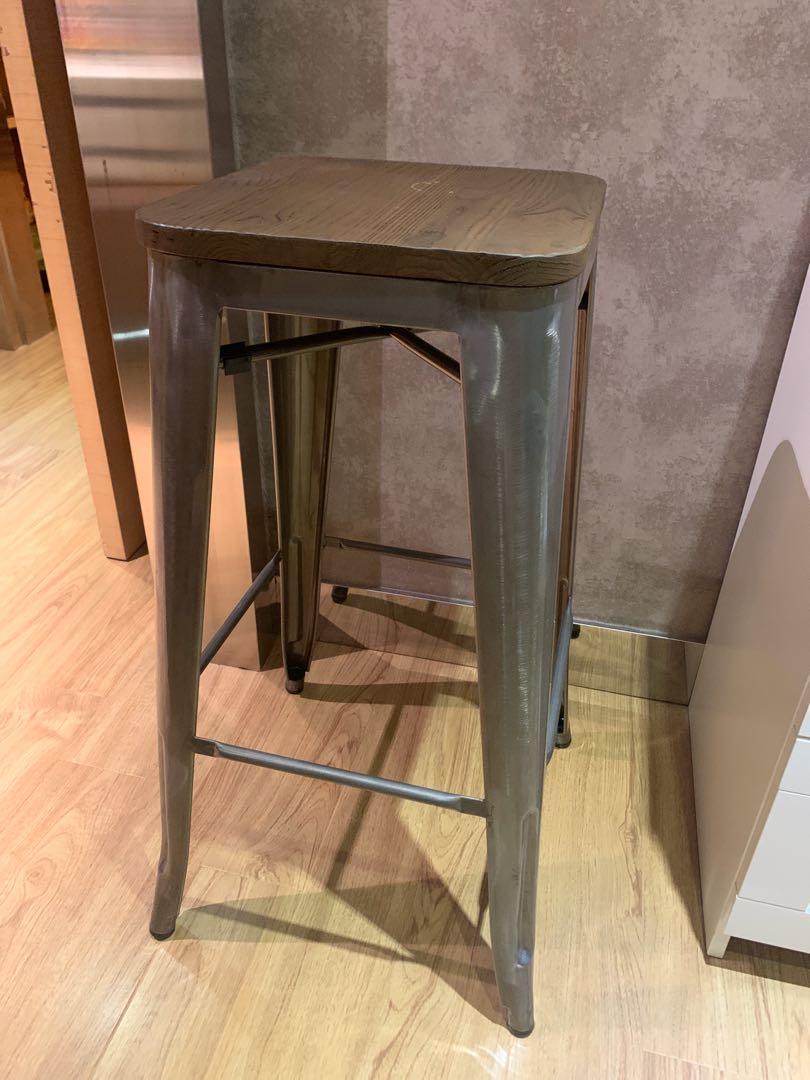 High stool （分類：椅子）位於 Hong Kong。 由 darmama 提交（商品編號 1004776340，圖片 1）。簡介： Functional high stool. Eccentric design, can use as display stool. H- 75 cm W-31.5 cm。