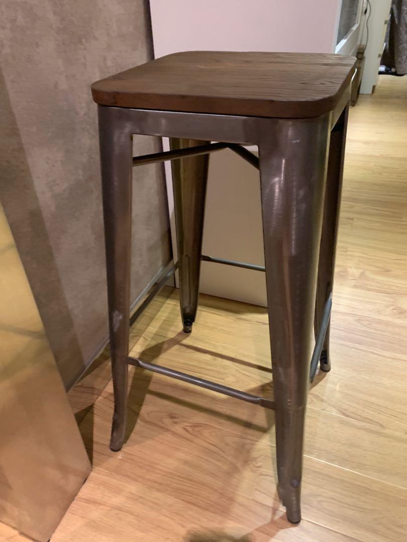 High stool （分類：椅子）位於 Hong Kong。 由 darmama 提交（商品編號 1004776340，圖片 2）。簡介： Functional high stool. Eccentric design, can use as display stool. H- 75 cm W-31.5 cm。
