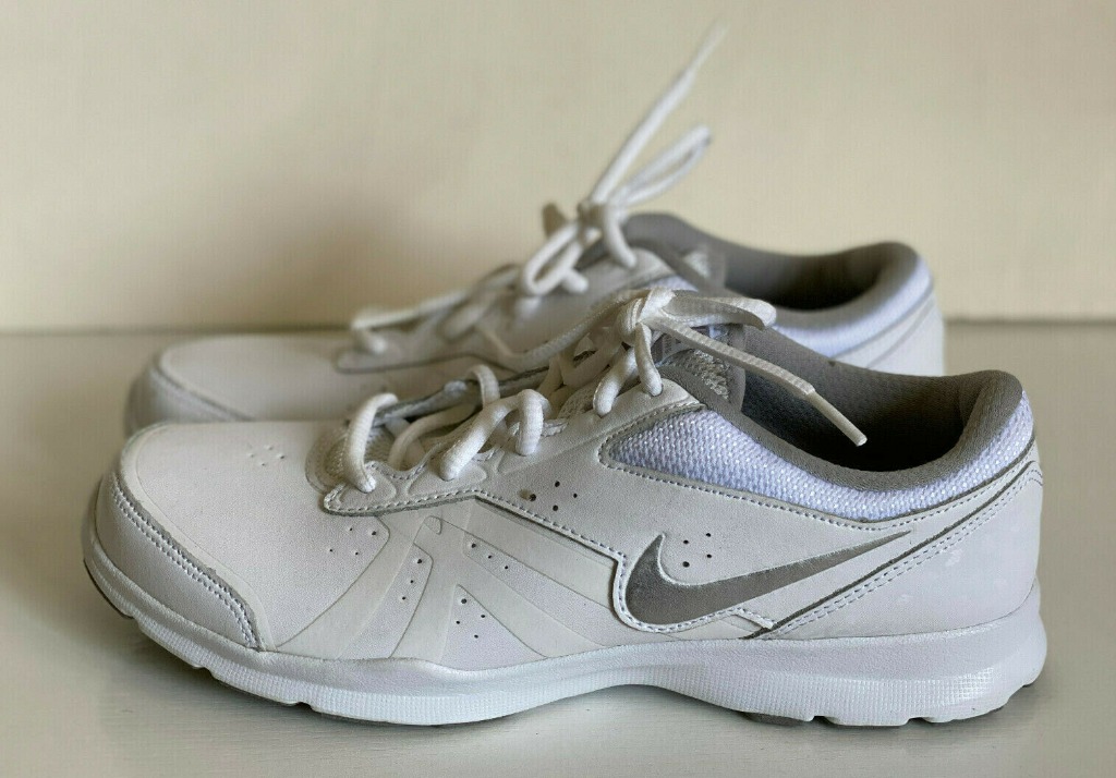 NEW! NIKE CORE MOTION WOMEN'S WHITE RUNNING CROSS TRAINING SHOES, Women's Sneakers on Carousell