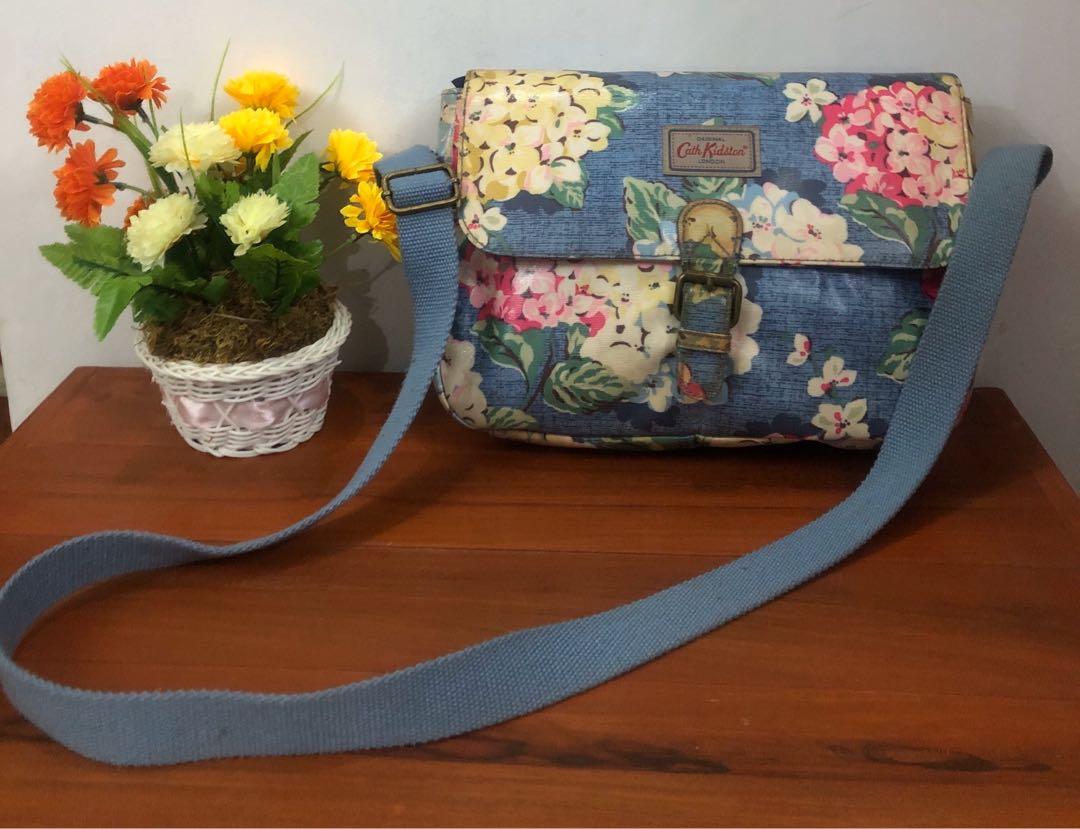 Cath Kidston London sling bag (Category: Purses & Pouches) located in Santiago. Submitted by mariesimon (Listing ID 1004951855, Image 1). Description: Pre-owned 100% Genuine guaranteed Cotton PVC Coating Made in Cambodia.
