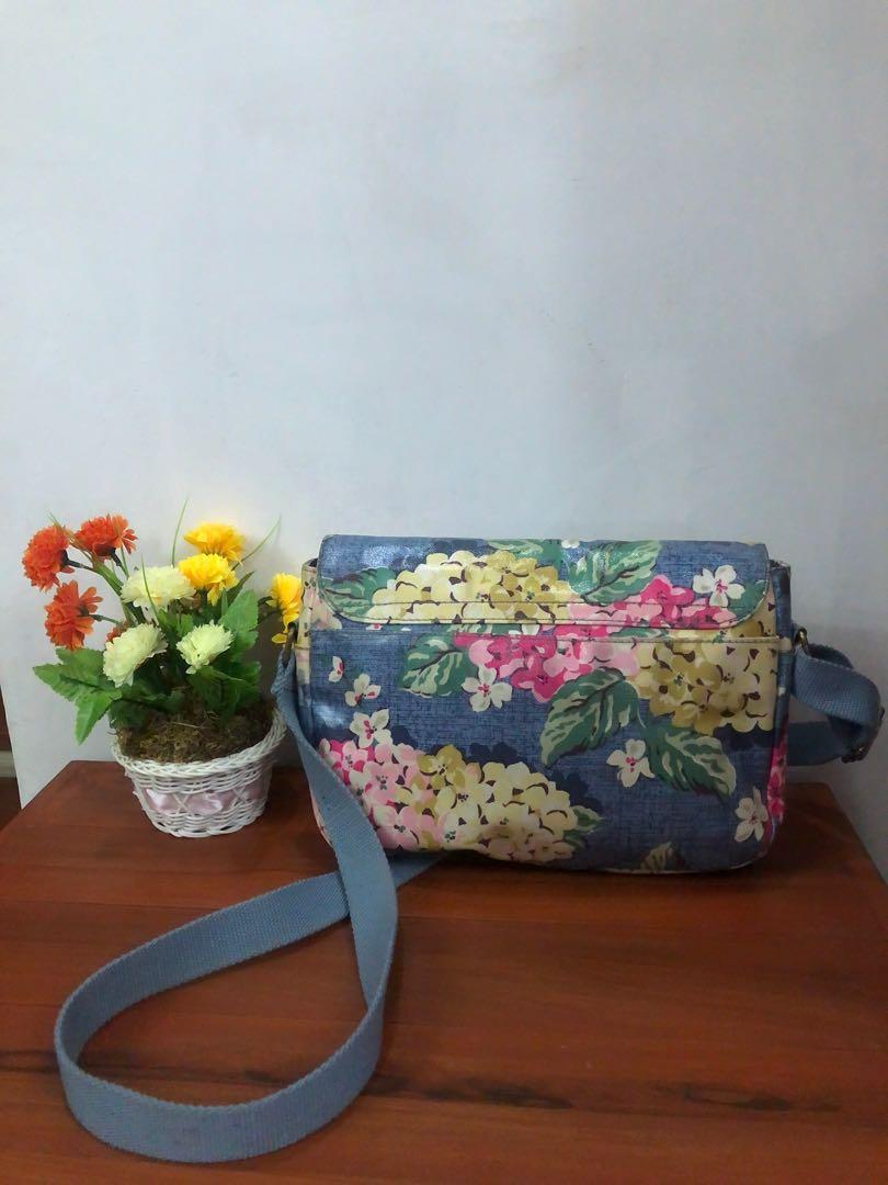 Cath Kidston London sling bag (Category: Purses & Pouches) located in Santiago. Submitted by mariesimon (Listing ID 1004951855, Image 3). Description: Pre-owned 100% Genuine guaranteed Cotton PVC Coating Made in Cambodia.