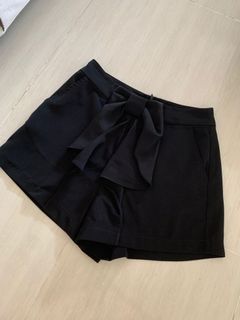 (Category: ) located in . Submitted by essential_closet (Listing ID 1004861270, Image 1). Description: .