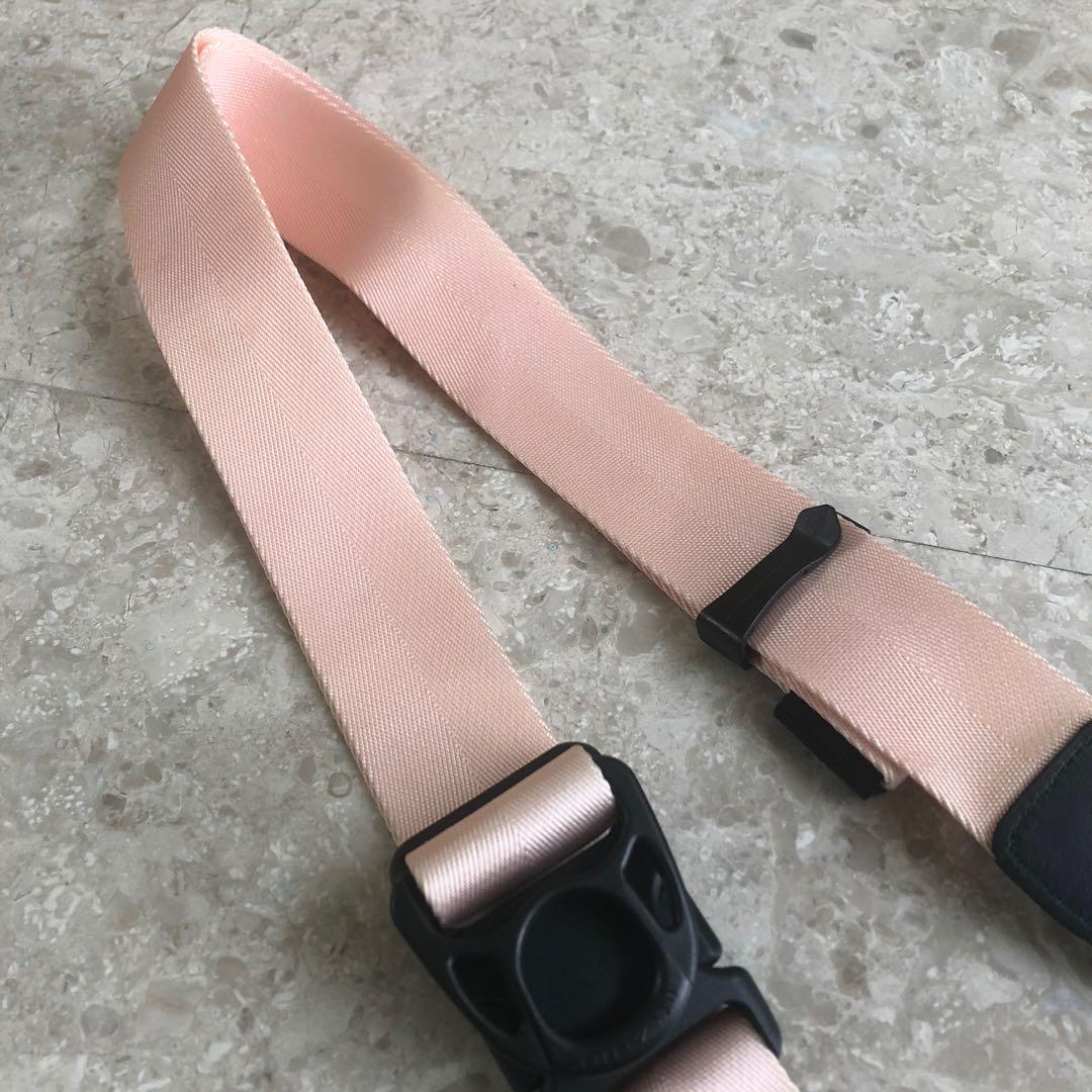 Camera strap (Category: Cameras) located in Singapore. Submitted by jaecylee (Listing ID 1005025048, Image 2). Description: Not used before but no packaging.