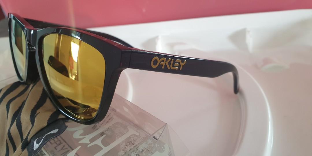 Oakley frogskins shawn white for sale, Men's Fashion, Watches &  Accessories, Sunglasses & Eyewear on Carousell