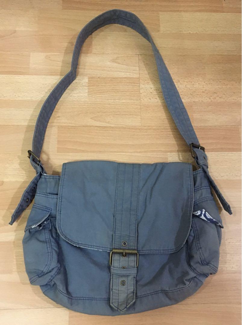 OLD NAVY Messenger Bag, Women's Fashion, Bags & Wallets, Tote Bags