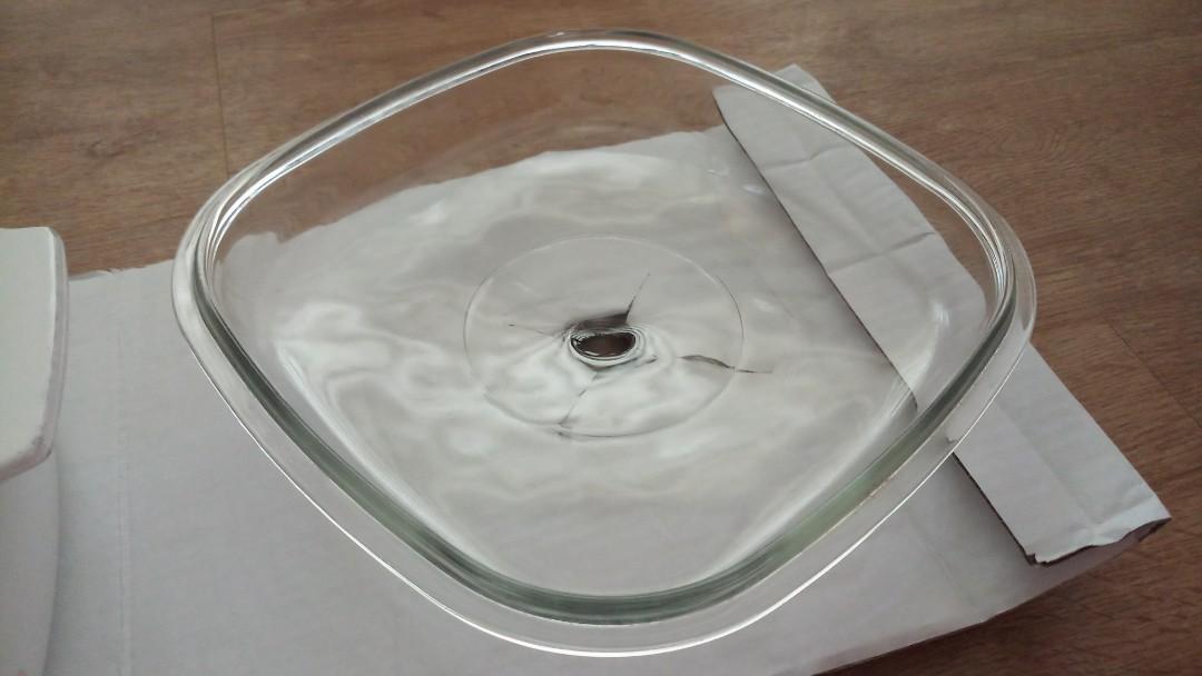 Corningware Pot (Category: Cookware & Accessories) located in Singapore. Submitted by kudafari (Listing ID 1005224722, Image 2). Description: This is a used Corningware big squarish pot with thick glass cover. The size of the pot is 23cm (length x breadth) and 10cm (height). While condition is used, there are no cracks. We have switched to a pressure cooker to boil soup now, hence no longer need this kind of pot..