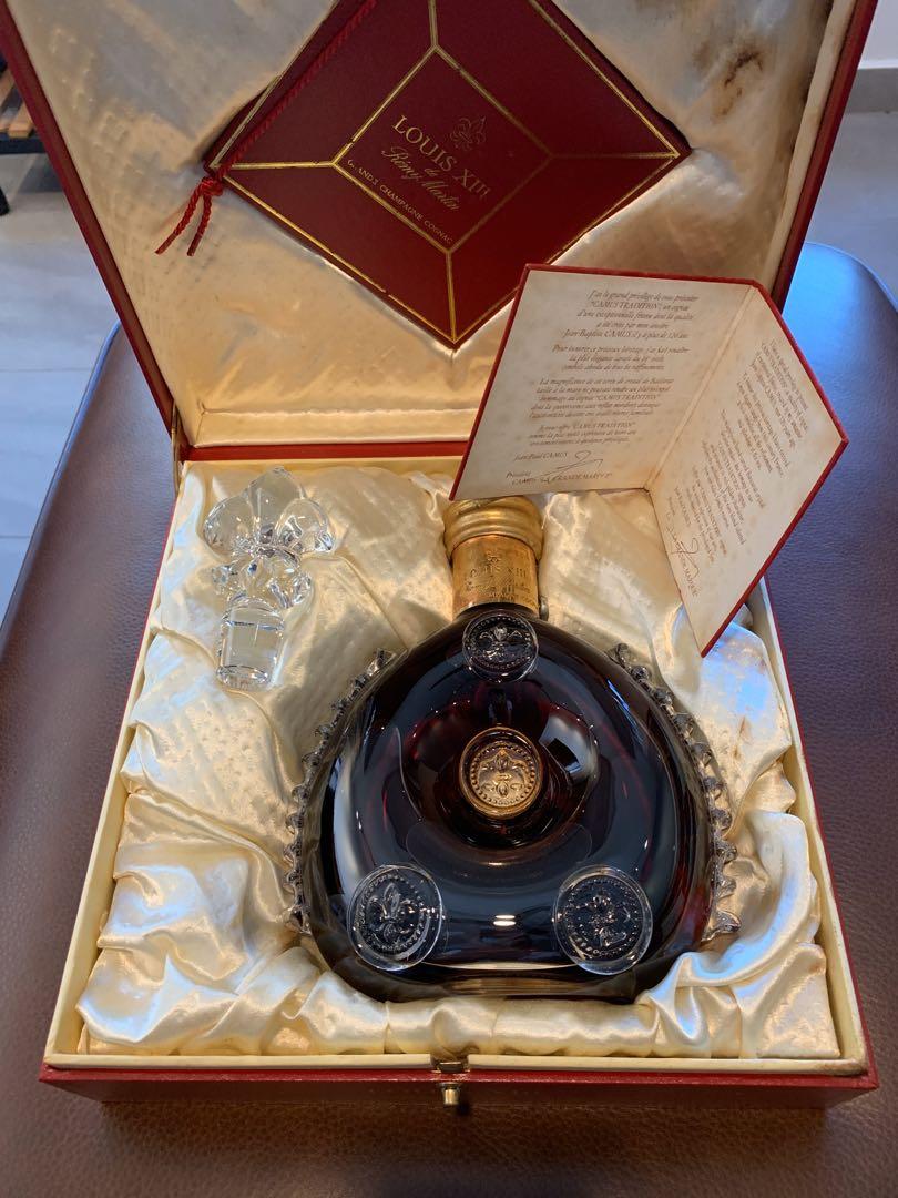 louis-xiii-cognac-served-in-glasses-sliver-tray-lodyssee-dun-roi