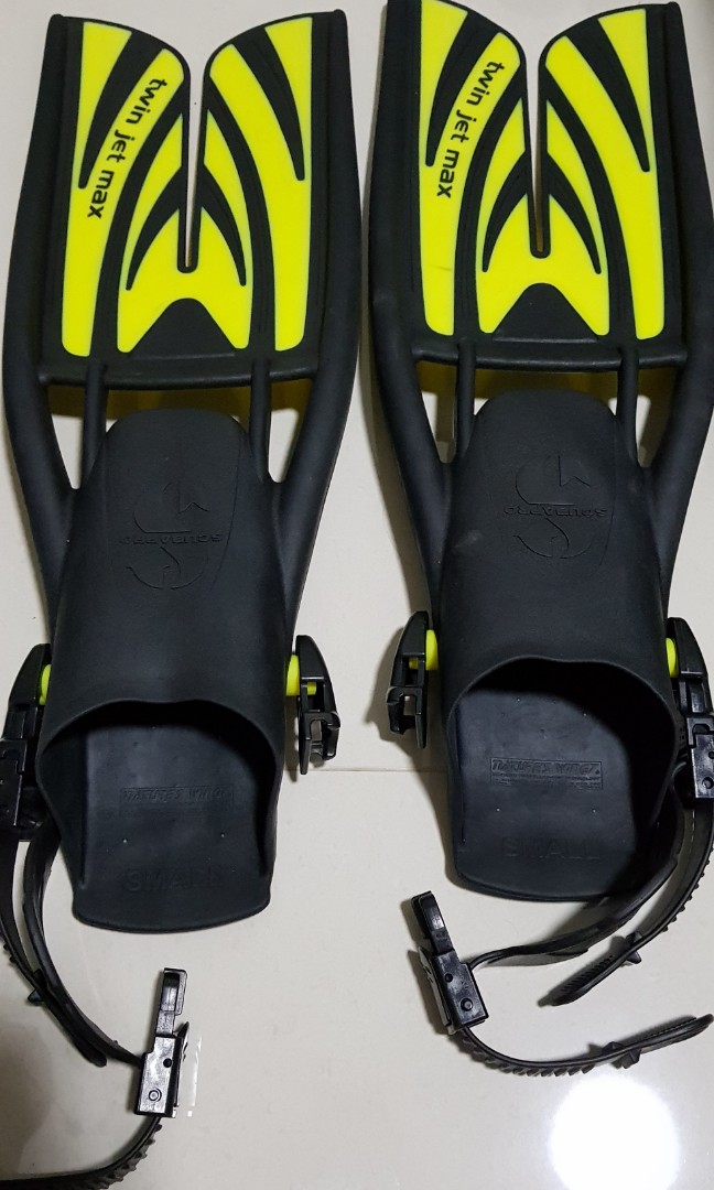Scubapro S size Twin Jet Split fins, free Mares Booties, Sports