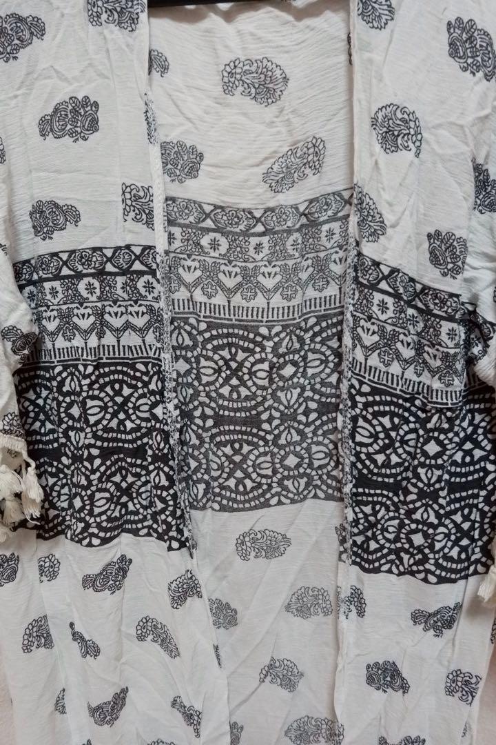Beach Cover Up (Category: Coats, Jackets and Outerwear) located in Santa Rosa. Submitted by mainert (Listing ID 1010447898, Image 2). Description: Beach Cover Up Size: S to M Color: White with Printed Design Used twice. Still in good condition. PM/chat for more info..